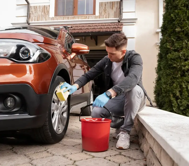 Lavage auto à domicile Saint-Victor-la-Coste : professionnel intervenant sur un véhicule